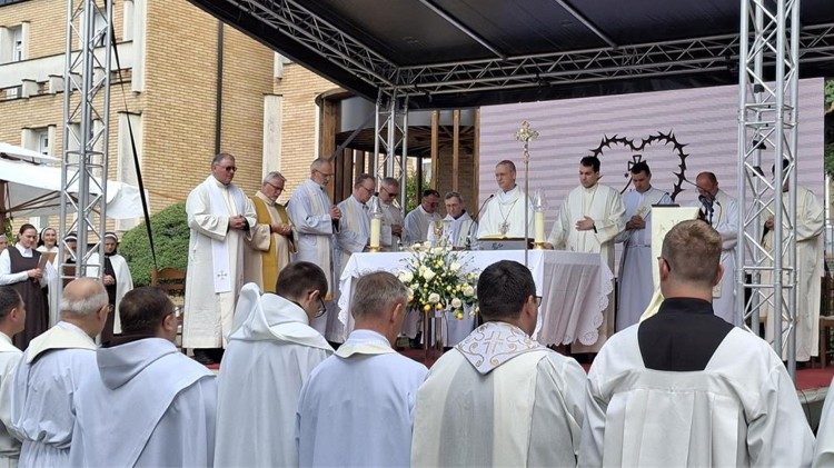 Nadbiskup Dražen Kutleša predvodio misu o 100. obljetnici Samostana sv. Terezije od Malog Isusa u Zagrebu