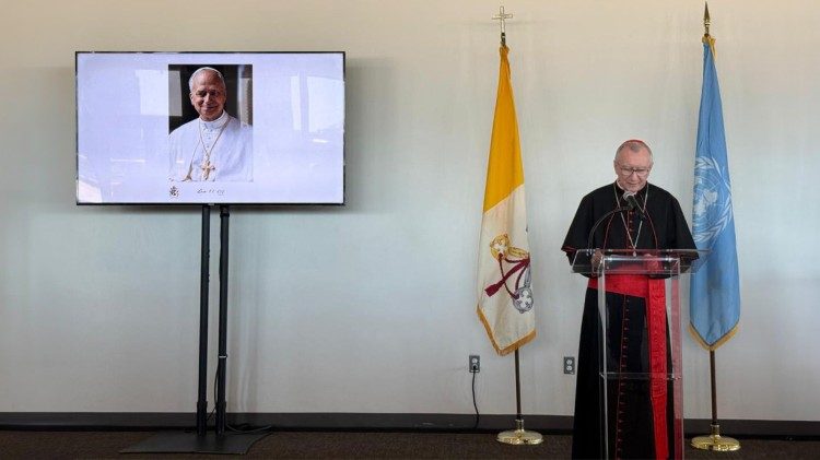 कार्डिनल पारोलिन सभा को संबोधित करते हुए