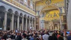 Šv. Pauliaus bazilika. Virš kolonų – popiežių atvaizdai