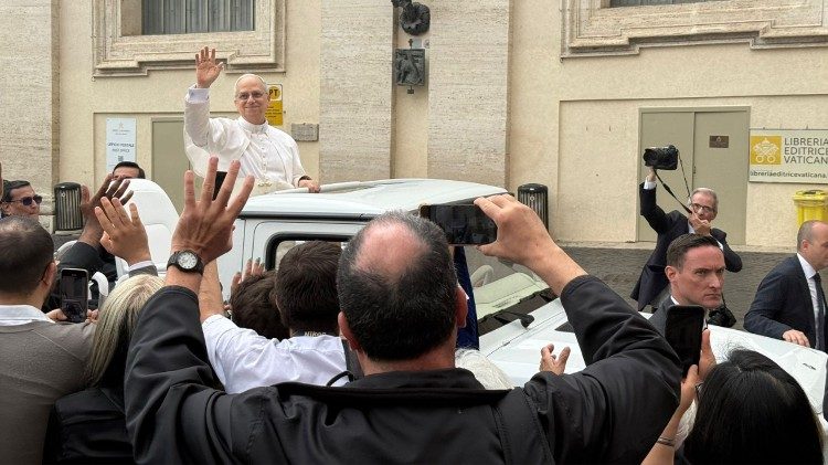 Ein Bild aus den ersten Reihen: Papst Leo XIV. dreht seine Runde im Papamobil