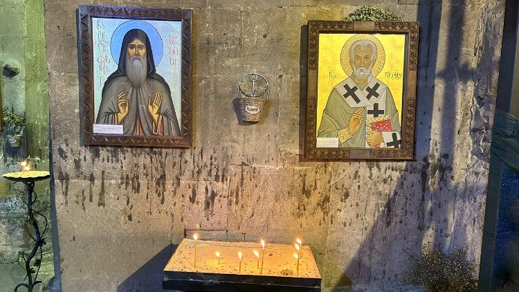 Images de saints dans une ancienne église orthodoxe à l'extérieur de Tbilissi