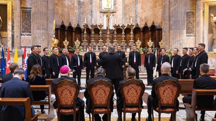 Trenutak s koncerta ansambla LADO