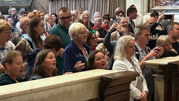 Na wspólną modlitwę jak co czwartek przybyło wielu Polaków (ks. Paweł Rytel-Andrianik)