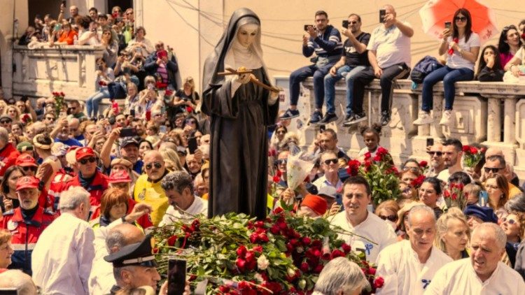 La statua di Santa Rita tra i fedeli