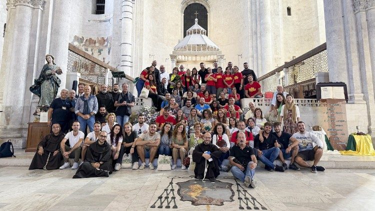 Una foto di gruppo con Francescani e giovani nella Cattedrale di Bari durante la prima edizione del Cantiere. 
