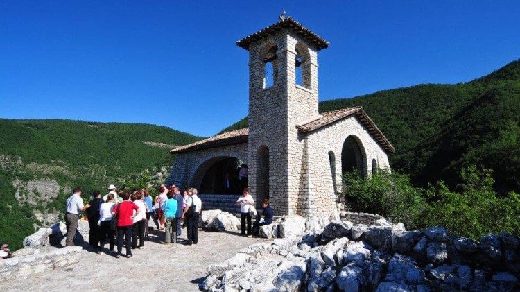 Os fiéis em peregrinação ao "Scoglio della Preghiera"