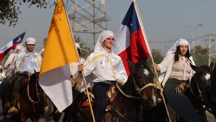 Los cuasimodistas, vestidos con esclavinas y pañuelos