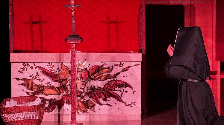 Rita davanti al Crocifisso