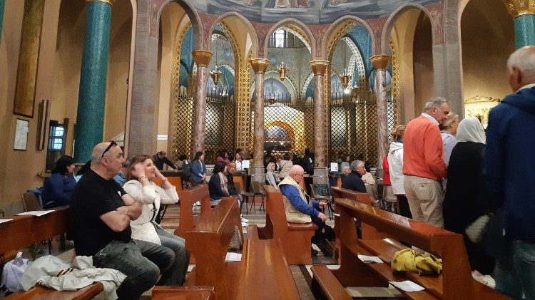 Ndani ya Basilika ya Mtakatifu Rita