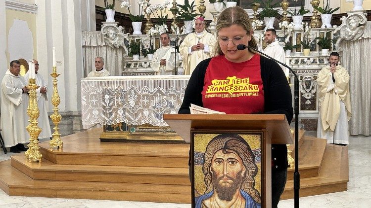 Le preghiere dei volontari durante la Messa di domenica 25 maggio. 