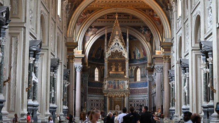 Gotické ciborium na hlavním oltářem Lateránské baziliky