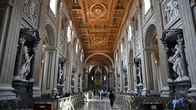 Pohled hlavní lodí Lateránské baziliky