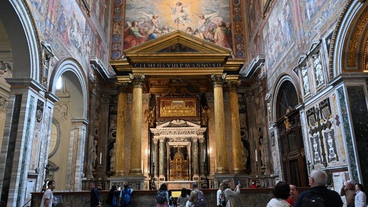 Oltář Nejsvětější svátosti v levém transeptu Lateránské baziliky