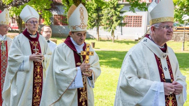 Biskupi u procesiji od katedrale u Gospiću do mjesta misnoga slavlja