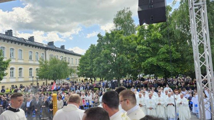 Vjerničko mnoštvo na misi proslave 25. obljetnice osnivanja Gospićko-senjske biskupije