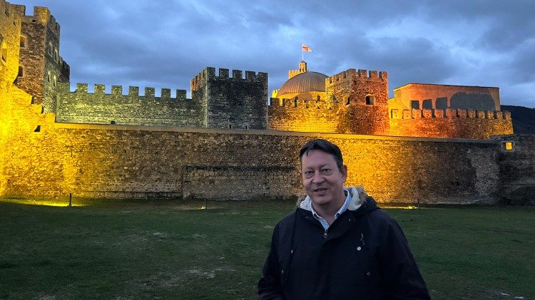 Unser Autor vor der mittelalterlichen Burg von Achalziche