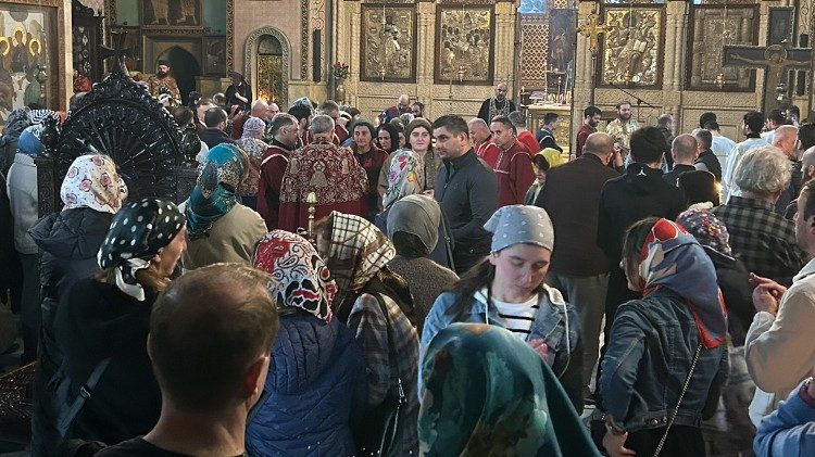 Orthodoxe Kirchgänger in Tbilisi