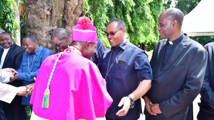 Askofu Msaidizi Bududu akisalimiana na baadhi ya Maaskofu