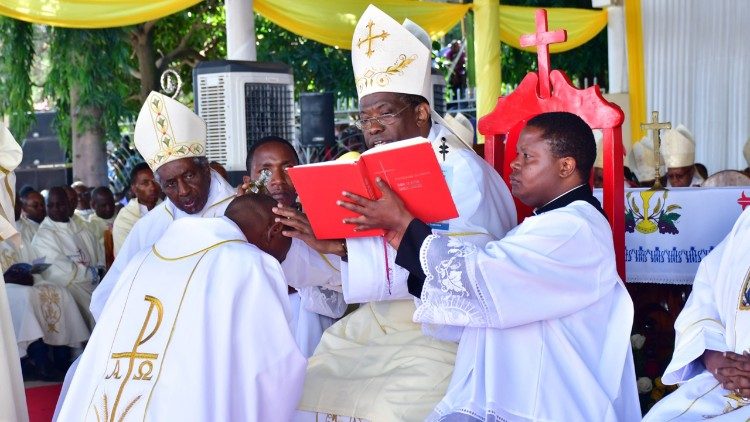 Askofu msaidizi Bududu akiwekwa wakfu na Kardinali Rugambwa