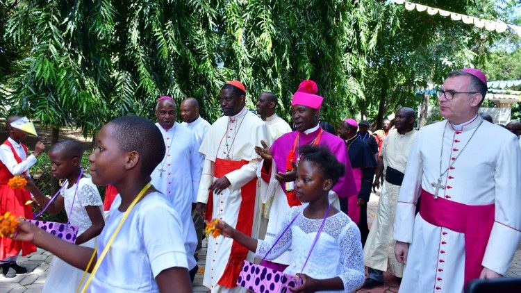 Askofu Msaidizi Bududu akilakiwa kwa shangwe uaskofuni