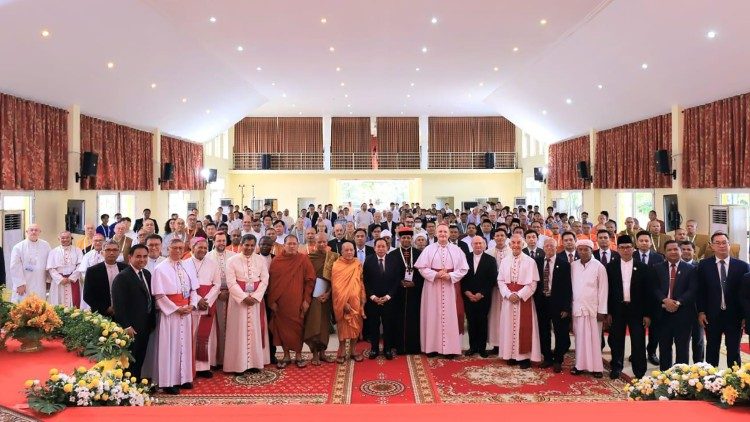 Удзельнікі Восьмага будысцка-хрысціянскага калоквіума ў Пнампені (Камбоджа)