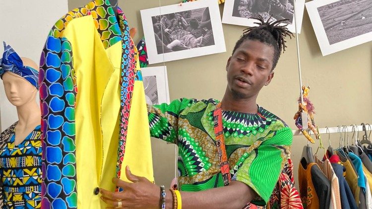 Faburama Ceesay muestra una de sus creaciones.