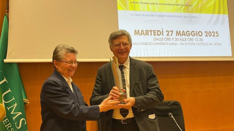 Irmã Paola Fosson entrega o Prêmio Paulinas de Comunicação e Cultura 2025 ao prefeito do Dicastério