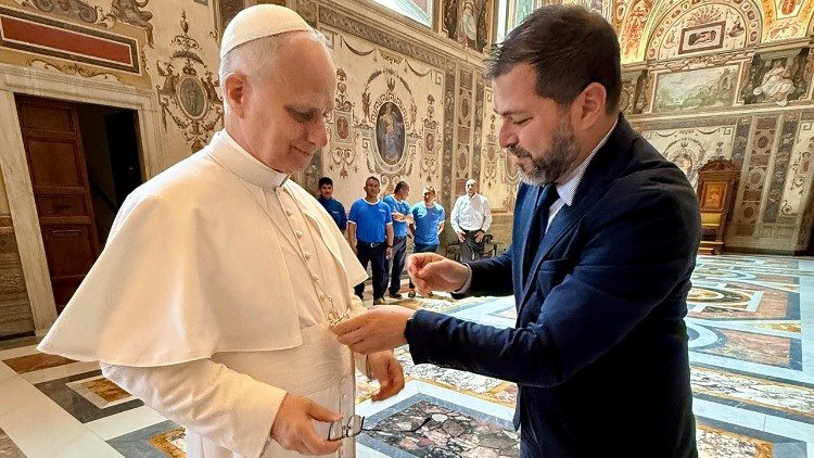 Remise de la croix pectorale avec les reliques au Pape
