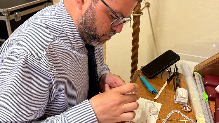 Antonino Cottone at work on the reliquary