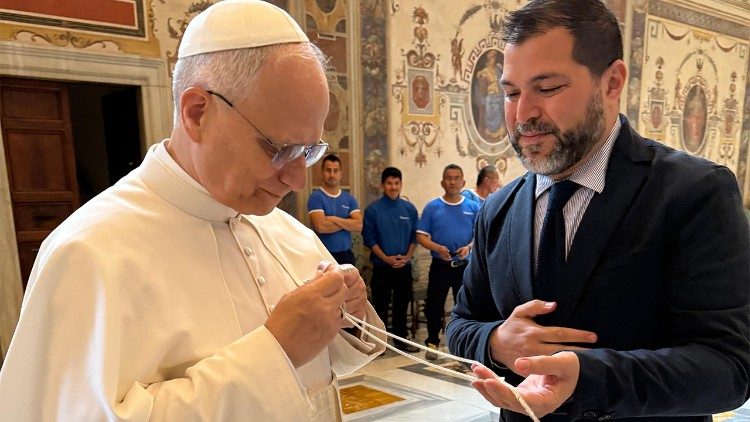 Antonino Cottone bei Übergabe des Brustkreuzes, in das er die Reliquien der vier Bischöfe einfügte, die Papst Leo XIV. am Herzen lagen