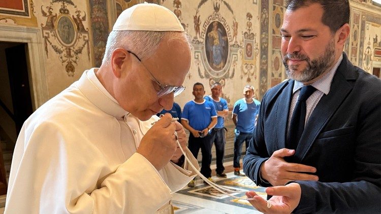 संत पापा लियो 14वें को संत पापा लियो द ग्रेट के अवशेषों के साथ-साथ तीन अगुस्टीनियन धर्माध्यक्षों के अवशेषों से युक्त एक चांदी के पेक्टोरल क्रूस का उपहार मिला