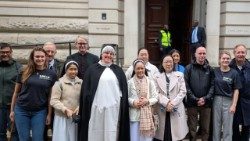 ஒளியேற்றும் நிகழ்வில் பங்கேற்ற பிரச்சாரகர்கள்