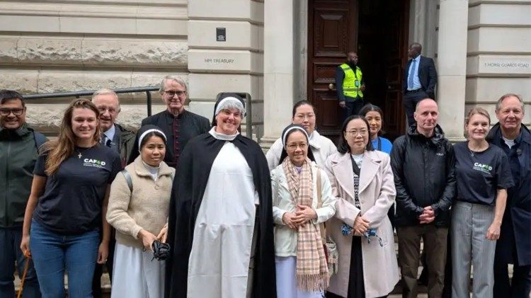 ஒளியேற்றும் நிகழ்வில் பங்கேற்ற பிரச்சாரகர்கள்