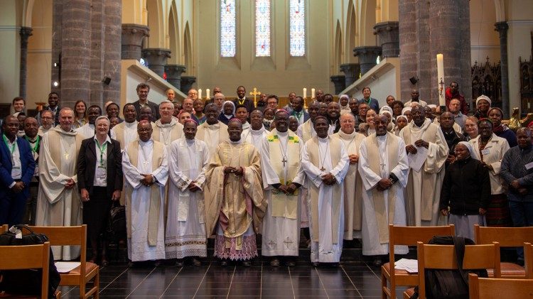 Les participants au colloque international organisé par la Fondation internationale Religions et Sociétés, à l'abbaye de Maredsous en Belgique, du 19 au 22 mai.