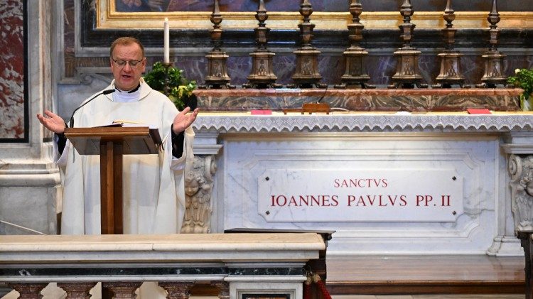 Ks. Wojciech Węgrzyniak podczas czwartkowej Mszy św. (ks. Marek Weresa)
