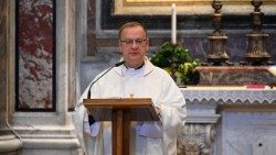 Ks. Wojciech Węgrzyniak przewodniczący Mszy św. przy grobie św. Jana Pawła II (ks. Marek Weresa)