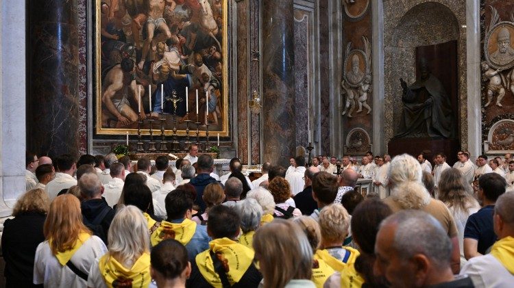 Uczestnicy Mszy św. przy grobie św. Jana Pawła II (ks. Marek Weresa)