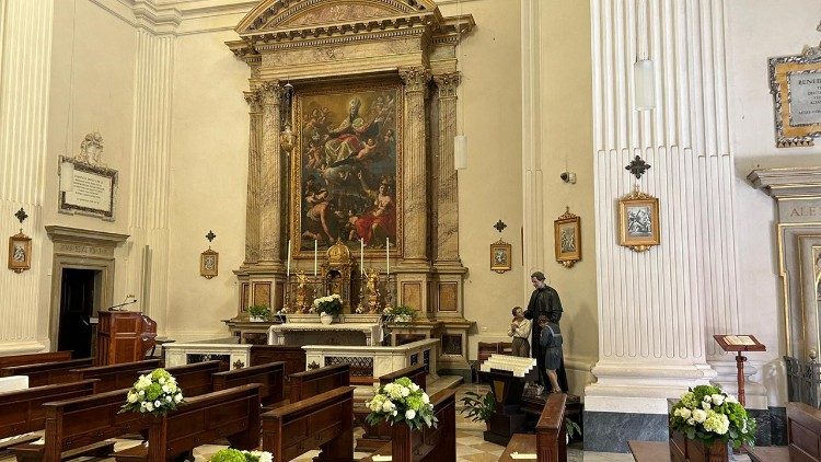 गिरजाघर के अंदर की तैयारी फूलों से सजावट