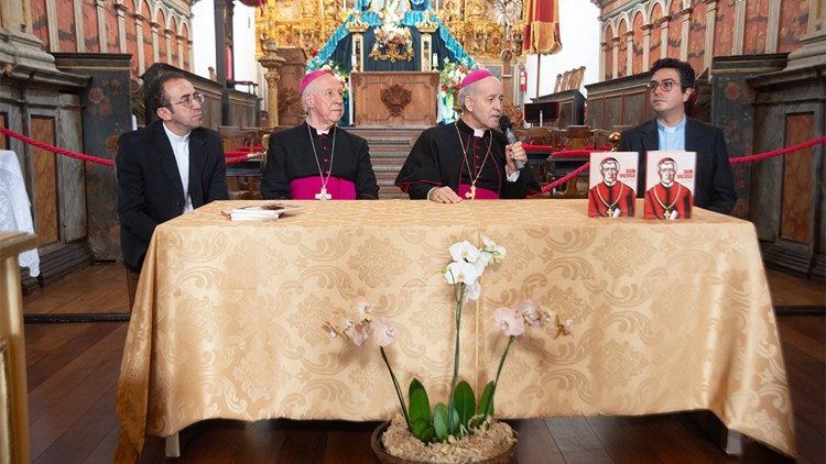 Da esquerda para direita: Padre Edvaldo Melo, Diretor da FDLM; Dom Gil, Arcebispo de Juiz de Fora; Dom Airton, Arcebispo de Mariana e Padre Geraldo Buziani, Reitor da Catedral da Sé.