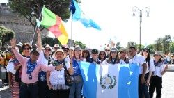 Pielgrzymi przybywają do Rzymu z całego świata