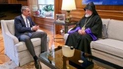 Աթէնքի մէջ հանդիպում Արամ Ա. Կաթողիկոսի եւ Յունաստանի վարչապետ Քիրիաքոս Միթսոթաքիսի միջեւ