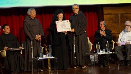 El Patriarca Ecuménico de Constantinopla recibe el galardón. (Crédito: OFM)