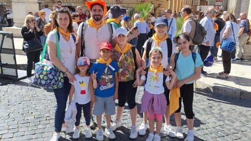 Familias peregrinan a la Puerta Santa de la Basílica vaticana