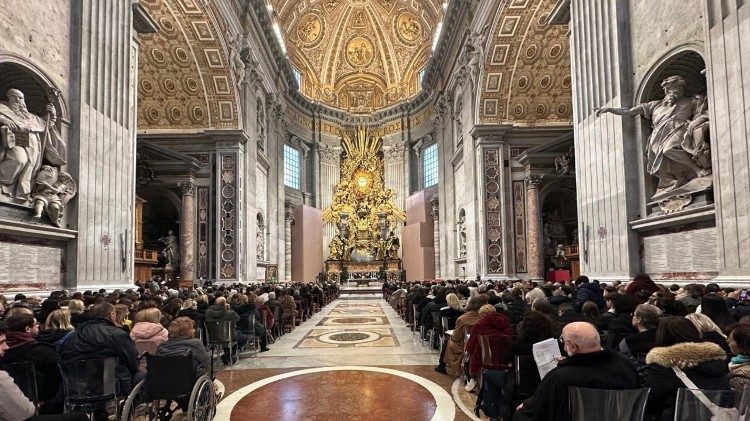 Il personale del Gemelli all'Altare della Cattedra della basilica vaticana