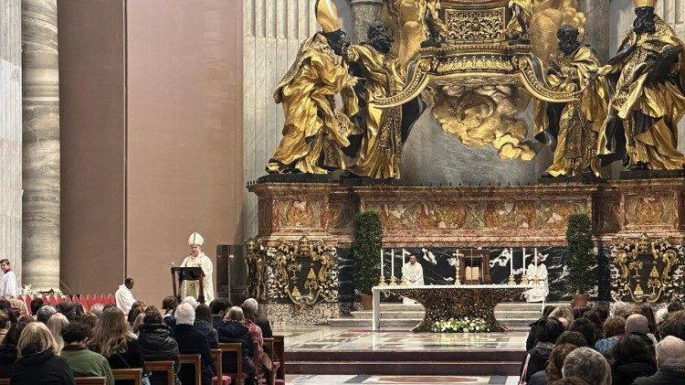 Monsignor Giuliodori mentre tiene l'omelia