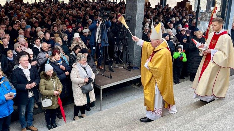 Uczestnicy Mszy św. podczas zakończenia peregrynacji obrazu Najświętszego Serca Pana Jezusa w archidiecezji przemyskiej