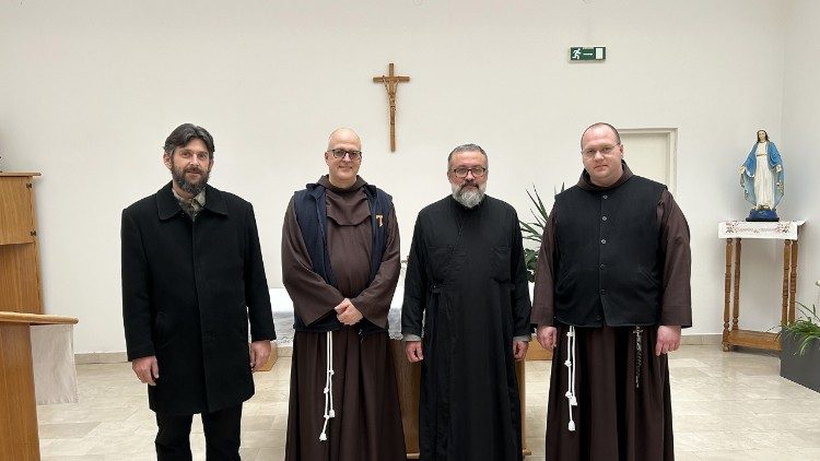 Katolički i pravoslavni predstavnici u kapeli Nacionalne memorijalne bolnice u Vukovaru  (Foto: Samostan sv. Filipa i Jakova, Vukovar)
