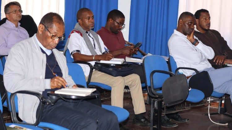 Os participantes no encontro. Cardeal Dom Arlindo Furtado a tomar notas 