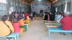 2025.03.041 मार्च, 2025 को भारत के सिंगनगाट स्थित संत थॉमस पल्ली में प्रशिक्षण कार्यक्रम में भाग लेती महिलाएं