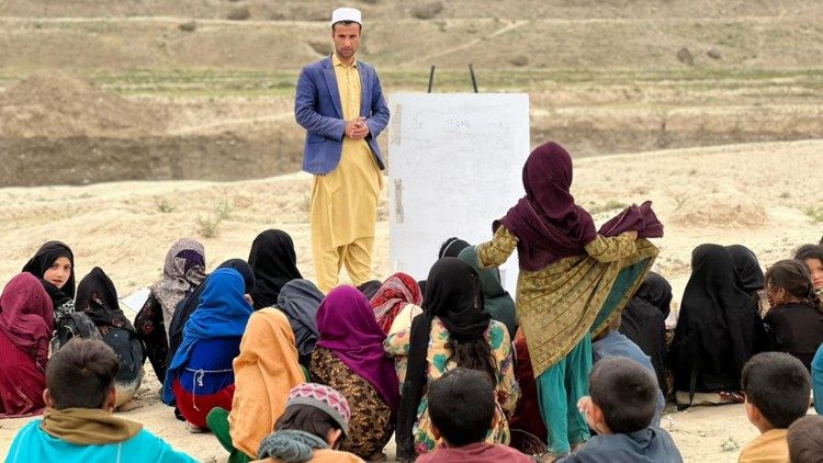 Wazir Khan en una de sus clases al aire libre